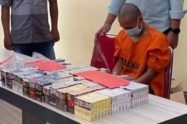 Pelaku MS dan Barang Bukti yang di ambil dari beberapa Retail Modern di Pulau Lombok. (Foto. kicknews.today/Ist)