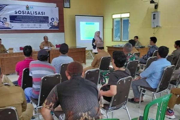 Dinsos KLU melalui bidang PPPA saat melakukan sosialisasi, edukasi, sekaligus penguatan koordinasi antarunsur perlindungan perempuan dan anak di tingkat desa. (Foto. kicknews.today/Ist)