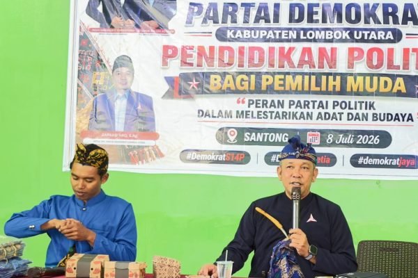 Anggota DPRD Kabupaten Lombok Utara (KLU) dari Fraksi Demokrat, Burhan M. Nur dalam kegiatan reses bersama pemuda/i Dusun Waker, Desa Santong. (Foto. kicknews.today/Ist)