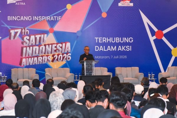 Sekda NTB, Abul Chair menyampaikan sambutan dalam Roadshow Bincang Inspiratif 17th SATU Indonesia Awards 2026 bertema "Terhubung dalam Aksi" yang digelar di Grand Imperial Ballroom Mataram, Selasa (7/7/2026)