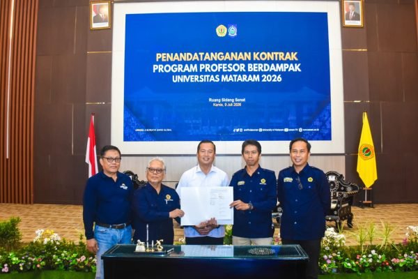 Penandatanganan MoU Gubernur NTB, Dr. H. Lalu Muhamad Iqbal, bersama Rektor Universitas Mataram, Prof. Sukardi di Ruang Sidang Senat Unram. (Foto kicknews.today/adpim)