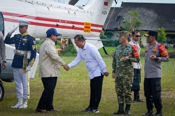 Presiden RI Prabowo Subianto saat tiba di Lombok Nusa Tenggara Barat yang disambut Gubernur NTB Dr H Lalu Muhamad Iqbal. (Foto kicknews.today/adpim)