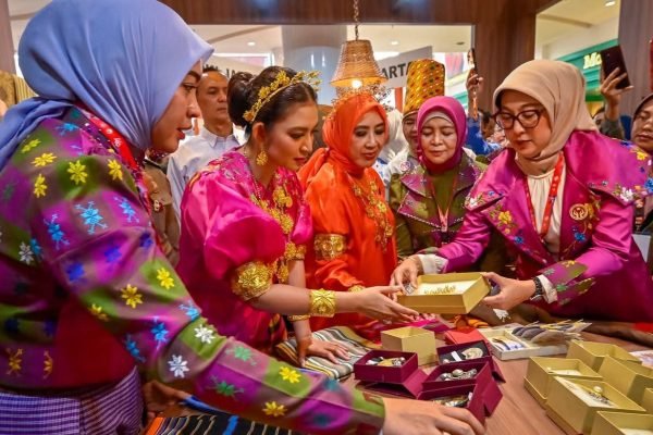 Ketua Umum Dekranas, Selvi Gibran Rakabuming, mengunjungi stan Dekranasda Provinsi NTB dan mengapresiasi berbagai produk kerajinan unggulan yang dipamerkan (poto kicknews.today/adpim)