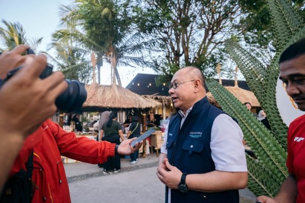 Kepala Dinas Pariwisata Provinsi NTB, Ahmad Nur Aulia, di Area Bazaar Mandalika dan Kuta Lane, Kawasan The Mandalika. (foto kicknews.today/adpim)