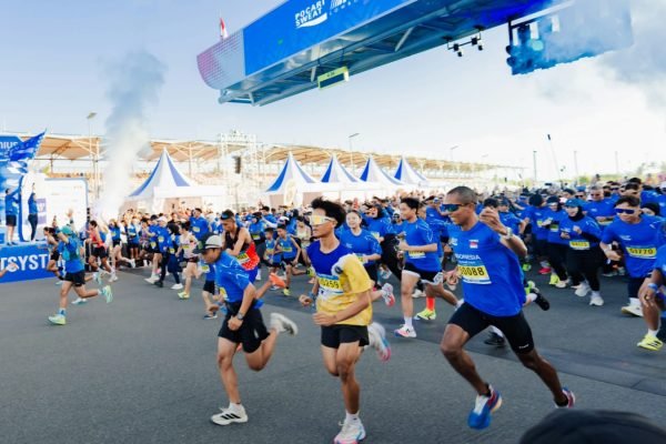 Ribuan pelari dari 325 kota dan kabupaten serta 21 negara saat mengikuti Pocari Sweet Run 2026 di kawasan Pertamina Mandalika International Circuit, Lombok Tengah. (Foto. kicknews.today/Ist)