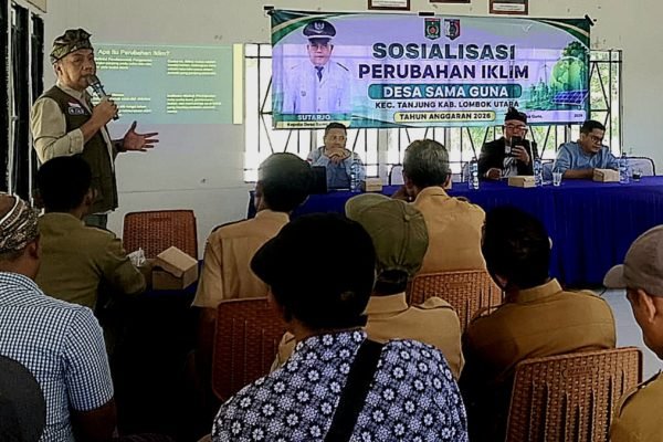 Kepala BPBD KLU, M. Zaldy Rahadian saat memberikan sosialisasi perubahan iklim dan pengurangan resiko bencana di Desa Samaguna. (Foto. kicknews.today/Ist)