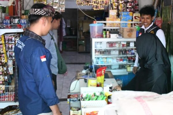 Satgas DBHCHT saat menyisir peredaran rokok ilegal di salah satu toko yang ada di Gili Trawangan. (Foto. kicknews.today/Ist)