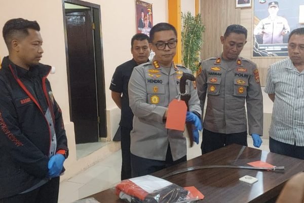 Kapolresta Mataram, Kombes Pol Hendro Purwoko didampingi Kasat Reskrim AKP I Made Dharma Yulia Putra (jaket hitam) saat memperlihatkan barang bukti kepada awak media. (Foto. kicknews.today/Anggi)