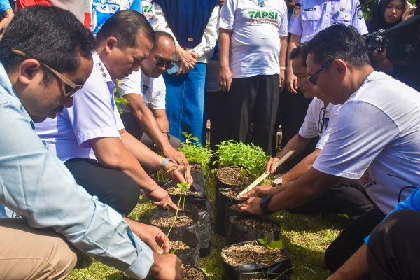 Gubernur NTB H Lalu Muhamad Iqbal saat meluncurkan Gerakan Tanam Cabai untuk Pengendalian Inflasi (TAPSI) sebagai bagian dari penguatan ketahanan pangan daerah. (Foto kicknews.today/adpim)