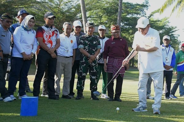 Bupati Lombok Utara, Najmul Akhyar saat membuka pertandingan Golf pada Porprov NTB XII. (Foto. kicknews.today/Ist)