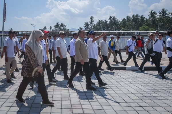 Menteri Trenggono melakukan kunjungan kerja ke NTB, dampingi Gubernur NTB H. Lalu Muhamad Iqbal dan Wakil Gubernur Hj. Indah Dhamayanti Putri, Menteri meninjau pembangunan KNMP Bintaro Tahap II yang telah rampung 100 persen. (Foto kicknews.today/adpim)