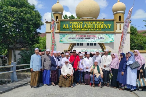 Pimpinan pondok pesantren Al Islahuddiny Lombok barat, Masyayikh, Tuan Guru, dan perwakilan Alumni dari sejumlah Kabupaten/Kota, Kepala Kantor Kemenag NTB menggelar silaturahmi dalam rangka penyampaian permintaan maaf dari Tim TvOne. (Foto kicknews.today/ist)