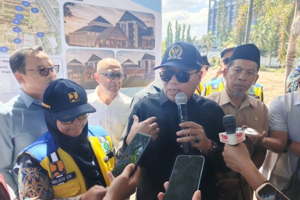 Ketua Komisi V DPR RI, Lasarus saat meninjau kondisi GOR Turide Mataram bersama rombongan, Rabu 22 Juli 2026. (foto kicknews.today/ist)