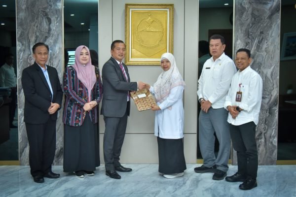 Gubernur NTB, Dr. H. Lalu Muhamad Iqbal, didampingi Wakil Gubernur Hj. Indah Dhamayanti Putri, secara resmi menyerahkan Radiogram Menteri Dalam Negeri dan Surat Gubernur NTB kepada Wakil Bupati Lombok Barat, Hj. Nurul Adha. (foto kicknews.today/adpim)
