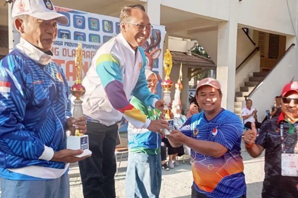 Kota Mataram saat terima piala Juara Umum Cabor Pentaque. (Foto. kicknews.today/Ist)