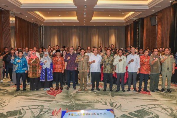 Rapat Koordinasi Kekeringan dan Integrasi KRB ke dalam Dokumen Perencanaan Pembangunan Daerah yang dihadiri Gubernur NTB Hj Lalu Muhamad Iqbal bersama Kepala Badan Nasional Penanggulangan Bencana (BNPB) Letjen TNI Suharyanto, Direktur Jenderal Tata Ruang Kementerian ATR/BPN Suyus Windayana, para bupati dan wali kota se-NTB, serta jajaran kementerian dan lembaga terkait di Astoria Hotel Mataram 24/7 (foto kicknews.today/adpim)
