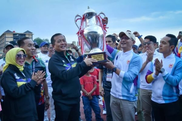 Gubernur NTB H Lalu Muhamad Iqbal saat menutup Porprov XII NTB di GOR 17 Desember Turida, Cakranegara, Sabtu malam. (Foto kicknews.today/ist)