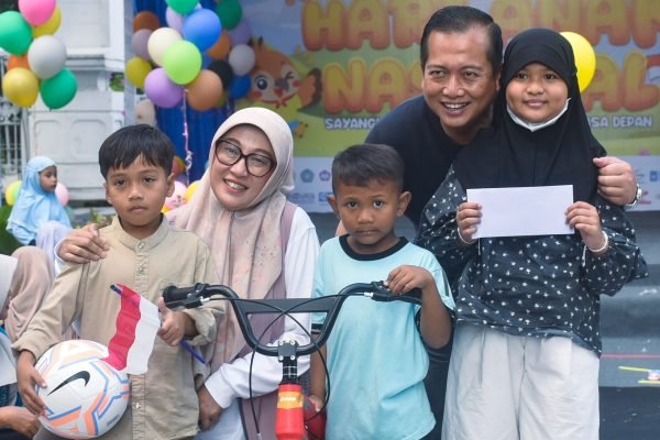 Gubernur NTB, Dr. H. Lalu Muhamad Iqbal, bersama Bunda PAUD Provinsi NTB, Sinta Agathia, hadir menyapa anak-anak dalam peringatan HAN 2026. (Foto kicknews.today/adpim)