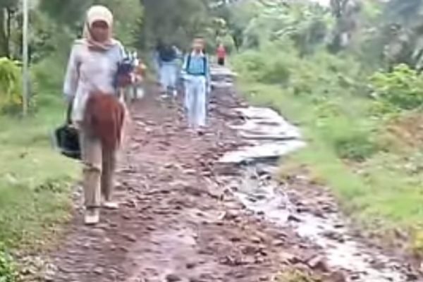 Kondisi jalan Rusak di wilayah Akar Akar. (Foto. kicknews.today/Ist)