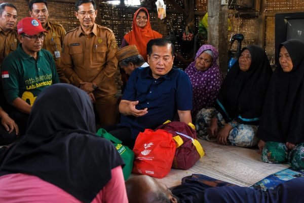 Gubernur NTB Dr H Lalu Muhamad Iqbal saat mengunjungi Desa Mangkung Lombok Tengah. (foto kicknews.today/adpim)