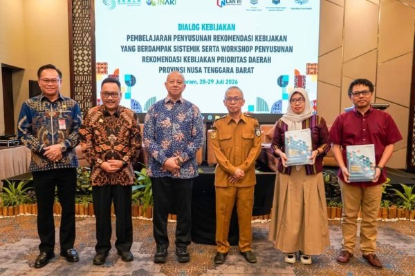Sekretaris Daerah Provinsi NTB, Abul Chair saat membuka Dialog Kebijakan dan Lokakarya Penulisan Policy Brief yang digelar di Mataram, Selasa 28/7 (foto kicknews.today/adpim)
