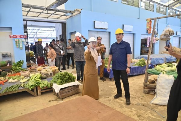 Gubernur NTB Dr H Lalu Muhamad Iqbal saat meninjau pasar Mandalika Lombok Tengah (foto kicknews.today/adpim)