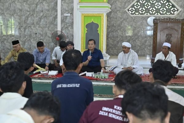 Gubernur NTB Dr H Lalu Muhamad Iqbal saat berdialog dengan masyarakat tokoh agama dan mahasiswa. (foto kicknews.today/adpim)