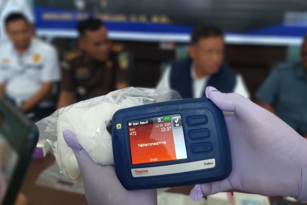 Petugas BNNP NTB memastikan kembali barang bukti yang akan dimusnahkan adalah narkotika. (Foto. kicknews.today/Anggi)