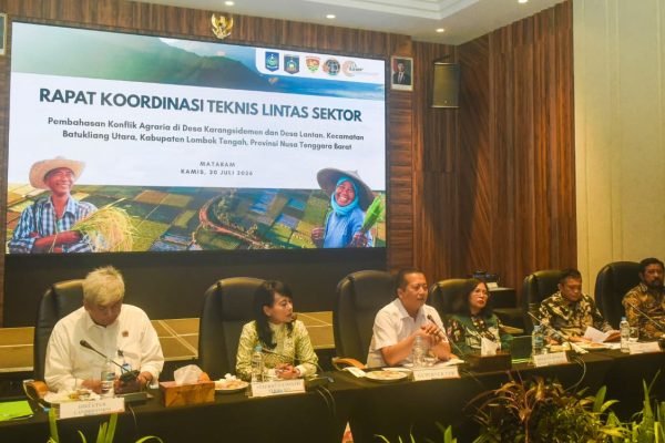 Gubernur NTB H Lalu Muhamad Iqbal saat membuka Rapat Pembahasan Konflik Agraria Desa Karangsidemen dan Desa Lantan, Kecamatan Batukliang Utara, Kabupaten Lombok Tengah, yang dirangkaikan dengan pembahasan penyusunan data potensi TORA melalui LPRA, di Hotel Astoria, Kamis 30/7 (foto kicknews.today/adpim)