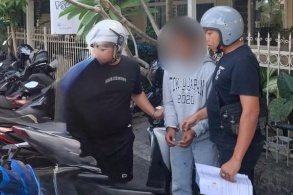 Terduga Pelaku HP saat diamankan Tim Unit Reaksi Cepat (URC) Satreskrim Polresta Mataram. (Foto. kicknews.today/Ist)