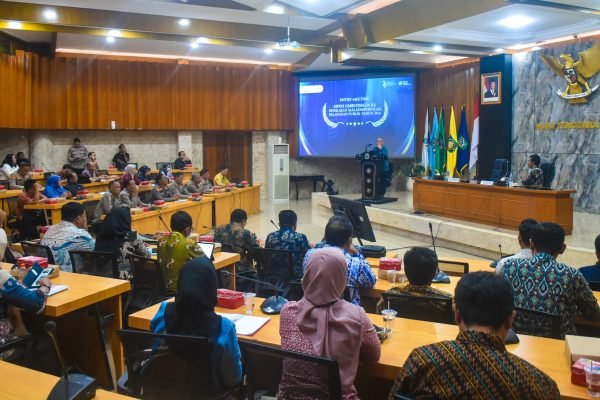 Sekda NTB Abul Chair saat membuka Sosialisasi Penilaian Penyelenggaraan Pelayanan Publik yang diselenggarakan Ombudsman RI Perwakilan Provinsi NTB di Gedung Sangkareang, Kantor Gubernur NTB, Kamis 30/7 (foto kicknews.today/adpim)