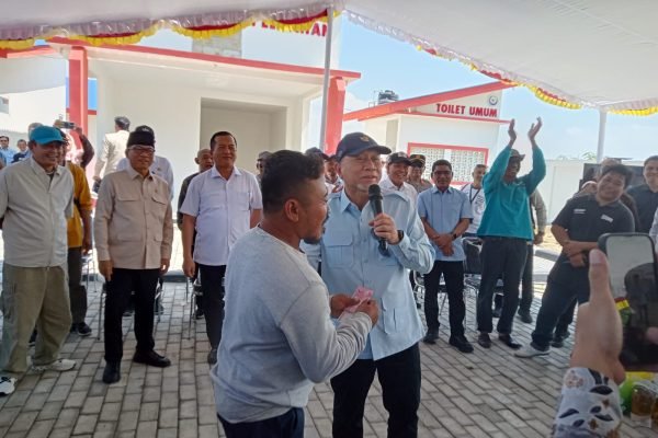 Gubernur NTB Dr. H. L. Muhammad Iqbal mendampingi Menteri Koordinator (Menko) Bidang Pangan, Zulkifli Hasan mengunjungi pembangunan Kampung Nelayan Merah Putih di Dusun Kelongkong, Desa Bilelando, Kecamatan Praya Timur, Kabupaten Lombok Tengah, Jumat 31/7 (foto kicknews.today/adpim)
