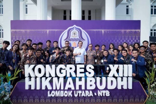 Gubernur NTB Dr H Lalu Muhamad Iqbal bersama para mahasiswa dalam Kongres Nasional HIKMAHBUDHI. (foto kicknews.today/adpim)