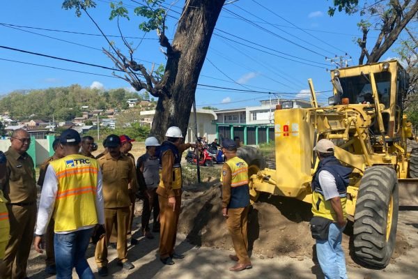 TRC Infrastruktur bergerak cepat menangani kerusakan ruas jalan di akses utama menuju RSUD Sering, Kabupaten Sumbawa (foto kicknews.today/adpim)