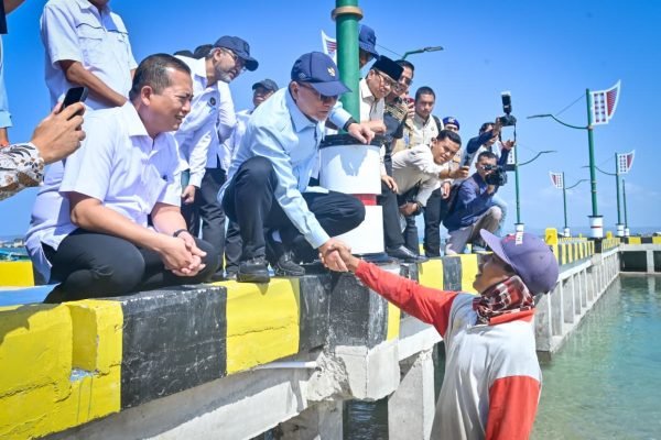 Kunjungan kerja Menteri Koordinator Bidang Pangan Zulkifli Hasan, Menteri Kelautan dan Perikanan Sakti Wahyu Trenggono, Menteri Desa dan Pembangunan Daerah Tertinggal Yandri Susanto, Gubernur Nusa Tenggara Barat Dr. H. Lalu Muhamad Iqbal, serta Bupati Lombok Timur H. Haerul Warisin di kawasan Teluk Ekas, Jumat 31/7 (foto kicknews.today/adpim)
