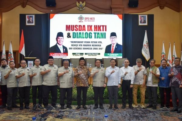 Gubernur NTB Dr H Lalu Muhamad Iqbal saat menghadiri Musda IX HKTI Provinsi NTB yang dirangkaikan dengan Dialog Tani di Mataram, Minggu (2/8). (foto kicknews.today/adpim)