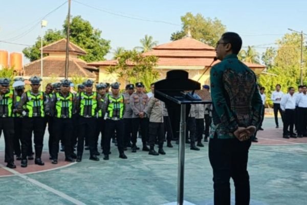Ketua PMB UNIZAR I Putu Septian Adi Prayuda saat melakukan sosialisasi Penerimaan Mahasiswa Baru (PMB) Tahun Akademik 2026/2027di Polres Lombok Utara. (Foto. kicknews.today/Ist)