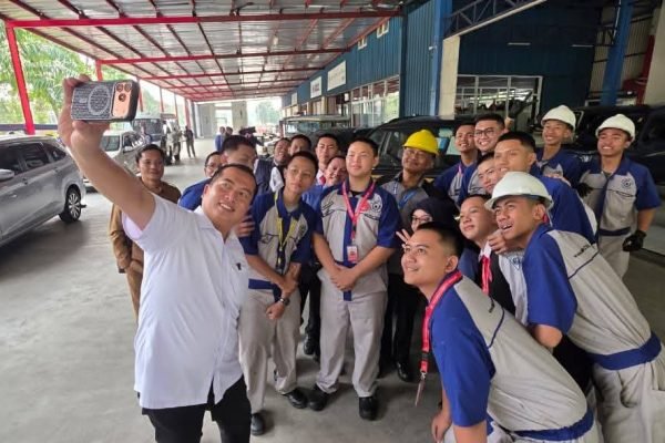 Gubernur NTB Dr. Lalu Muhamad Iqbal saat melakukan kunjungan kerja di SMK Mitra Industri MM2100 di Kabupaten Bekasi, Selasa 4/8 (foto kicknews.today/adpim)