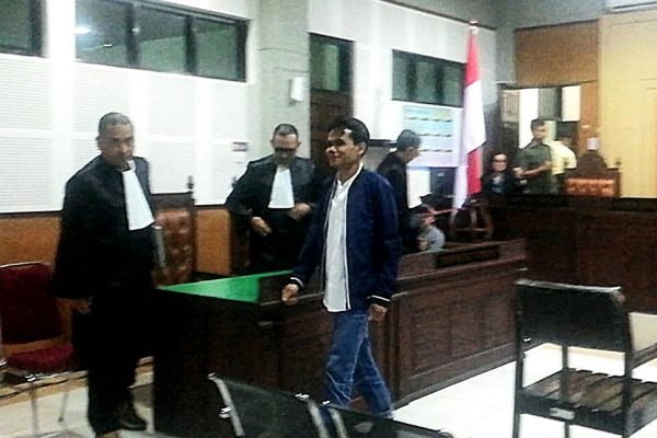 M. Nasib Ikroman (Acip) usai sidang putusan Tipikor di PN Mataram. (Foto. kicknews.today/Ist)