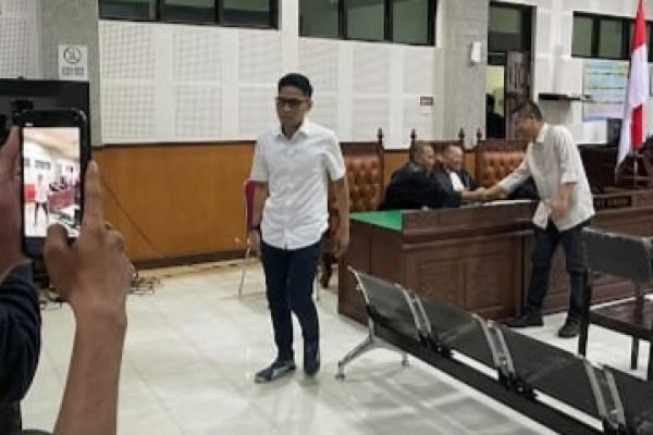 Hamdan Kasim dan IJU usai Sidang Tipikor di PN Mataram. (Foto. kicknews.today/Ist)