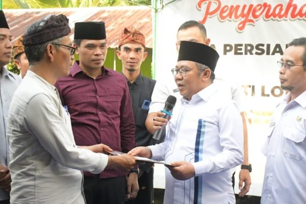 Bupati Lombok Utara saat menyerahkan Perbup Desa Persiapan Murangga, hasil pemekaran dari Desa Induk Sigar Penjalin. (Foto. kicknews.today/Ist)