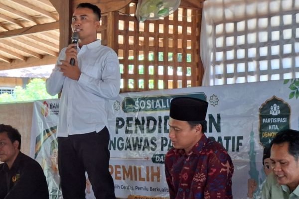 Ketua Bawaslu KLU saat memberikan edukasi kepemiluan kepada para pemilih potensial di Pondok Pesantren Al-Istiqomah Kapu di Desa Samaguna, Kecamatan Tanjung. (Foto. kicknews.today/Ist)