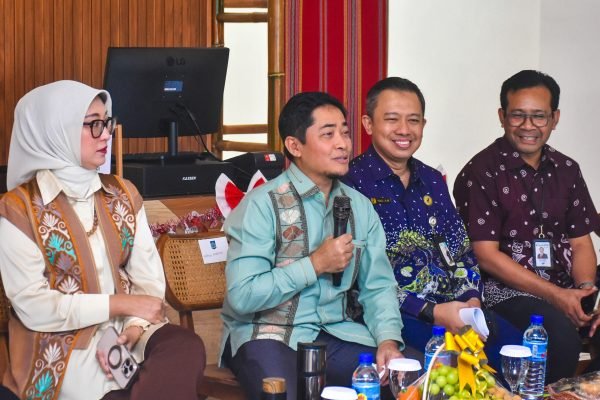 Kepala Dinas Penanaman Modal dan Pelayanan Terpadu Satu Pintu (DPMPTSP) Provinsi NTB, H. Irnadi Kusuma bersama Ketua Dekranasda NTB, Hj. Sinta M. Iqbal. (foto kicknews.today/adpim)