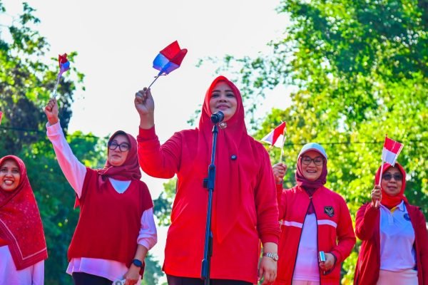 Pemprov NTB dan Pemerintah Kota Mataram menggelar aksi bagi bagi bendera yang dihadiri oleh Wagub NTB, Indah Dhamayanti Putri, Wali Kota Mataram, Mohan Roliskana. (foto kicknews.today/adpim)