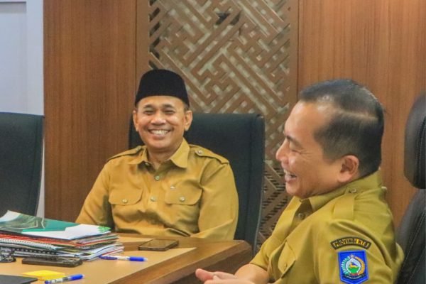 Kepala Dinas Kominfotik NTB Dr. H. Ahsanul Halik bersama Gubernur NTB Dr H Lalu Muhamad Iqbal (foto kicknews.today/adpim)