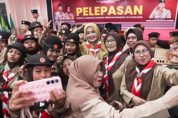 Wakil Gubernur NTB Indah Dhamayanti Putri foto bersama usai melepas kontingen Kwarda Gerakan Pramuka NTB yang akan mengikuti Jamnas XII Tahun 2026 di Bumi Perkemahan dan Graha Wisata Cibubur, Jakarta. (foto kicknews.today/adpim)