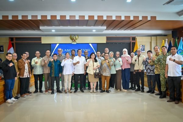 Kunjungan kerja reses Komisi VII DPR RI yang dipimpin Ketua Komisi VII Saleh Partaonan Daulay saat bertemu Gubernur NTB Lalu Muhamad Iqbal di Ruang Rapat Tambora, Kantor Gubernur NTB, Selasa 11/8 (foto kicknews.today/adpim)