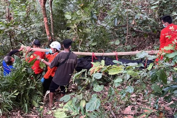 Tim SAR gabungan TNI Polri dan masyarakat saat mengevakuasi mayat tanpa identitas yang ditemukan di kawasan perbukitan di Dusun Terengan, Desa Pemenang Timur, KLU. (Foto. kicknews.today/Ist)