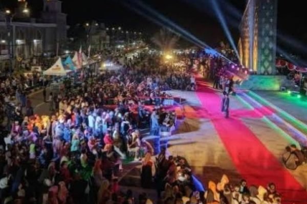 Tampak dari atas kegiatan Fashion Street di Alun alun Tioq Tata Tunaq Tanjung. (Foto. kicknews.today/Ist)