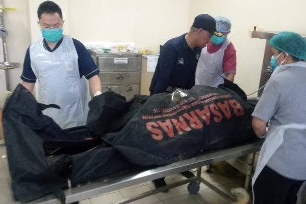 Mayat tanpa identitas yang di temukan di wilayah perbukitan di Pemenang saat dilakukan otopsi di RS Bhayangkara Mataram. (Foto. kicknews.today/Ist)